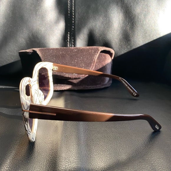 Tom Ford with Tom Ford case. White Christophe. No scratches on lens. Look new. - Picture 9 of 9